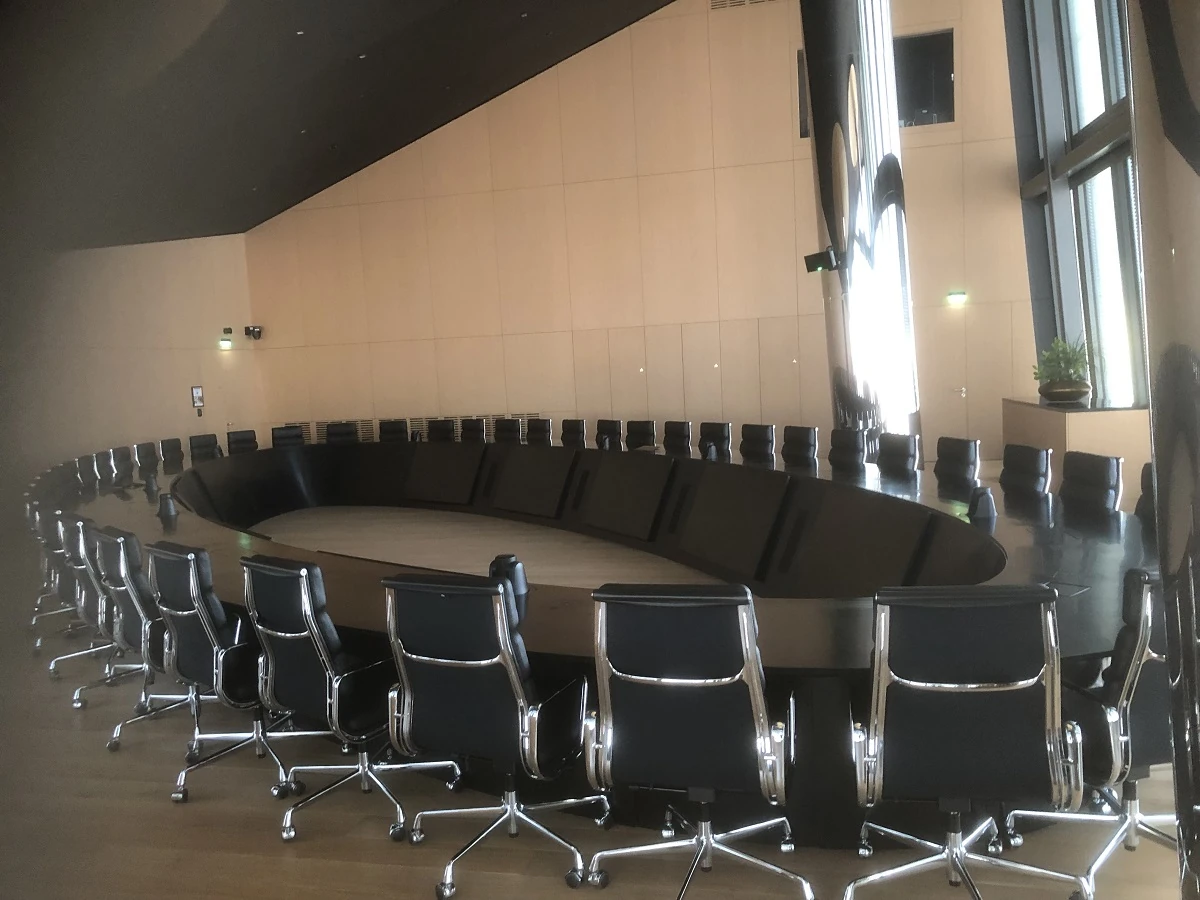 Table de réunion ovale en corian ceintré.