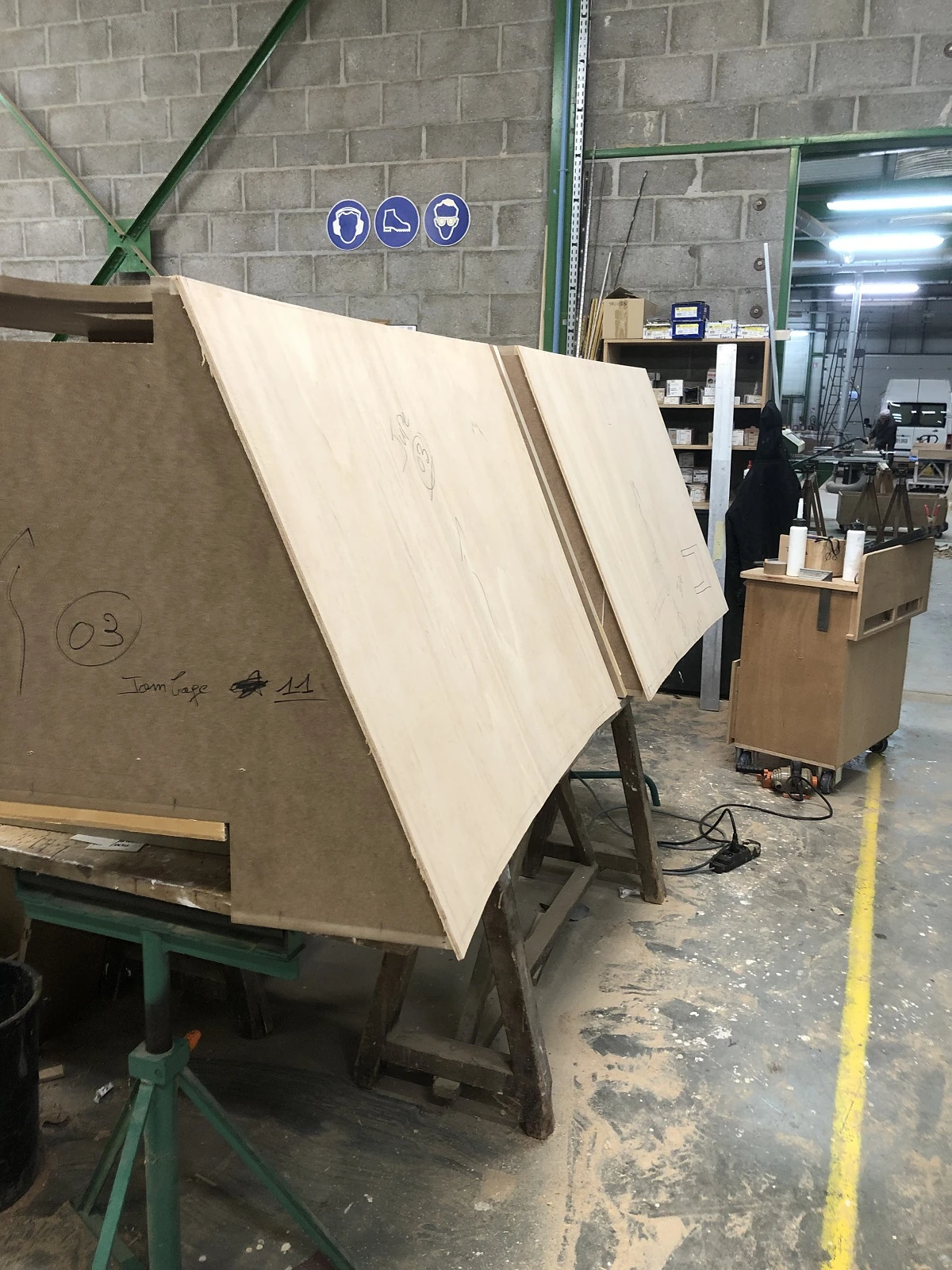 Table de réunion ovale en corian ceintré.