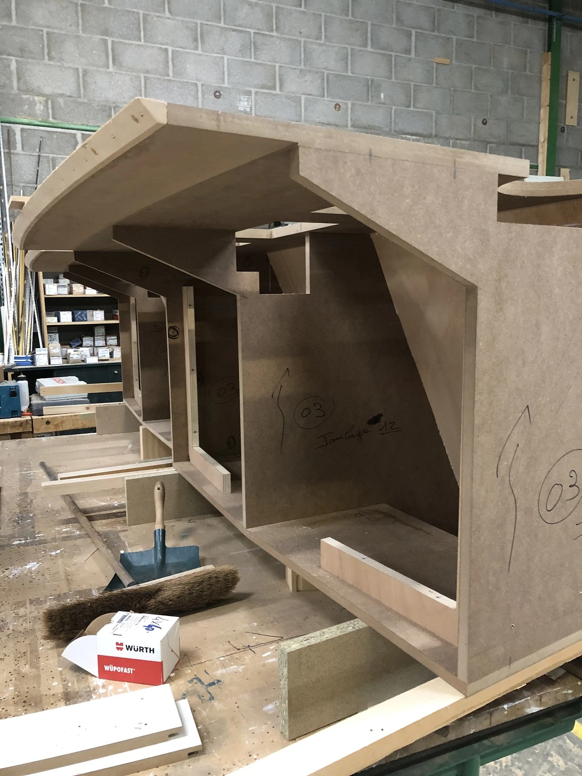 Table de réunion ovale en corian ceintré.