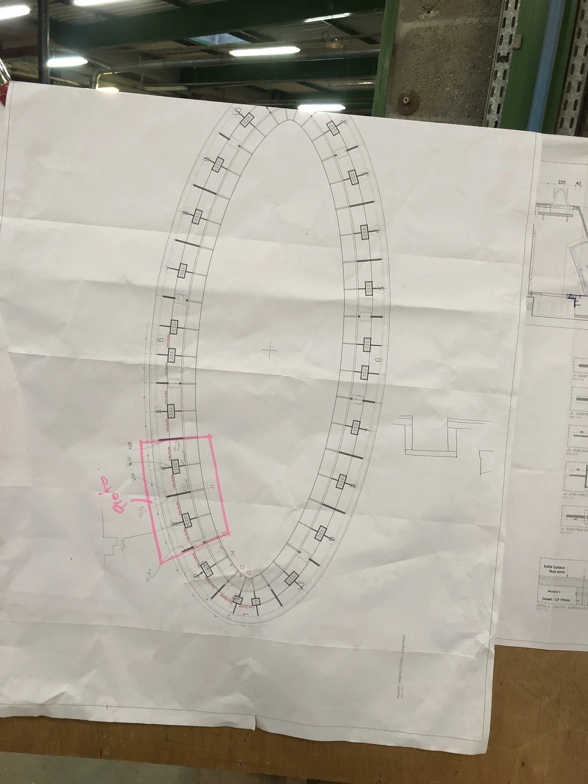 Table de réunion ovale en corian ceintré.