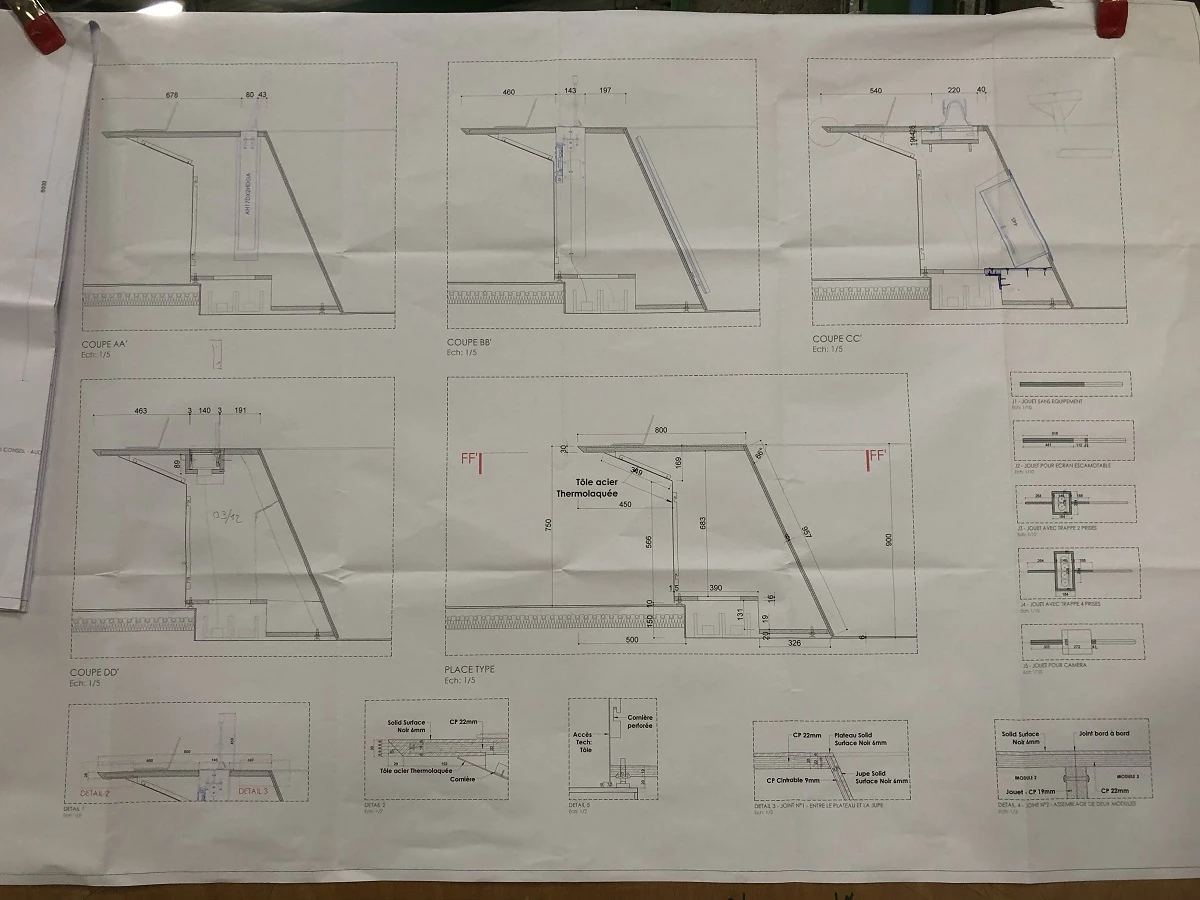 Table de réunion ovale en corian ceintré.